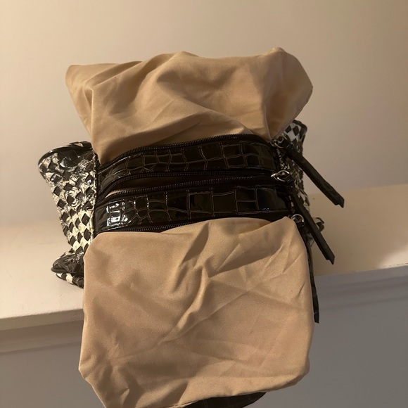 Beautiful brown and cream handbag, crystal in middle of bow on front - Picture 7 of 14